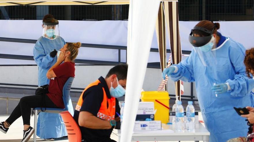 Dispositivo montado en Palma del Río (Córdoba) donde personal sanitario realiza pruebas de test rápidos a los vecinos de la localidad cordobesa.