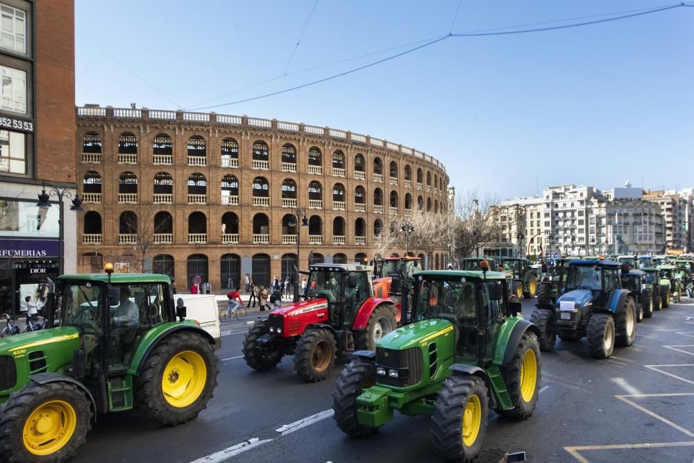 FOTOS: La tractorada de los agricultores toma València