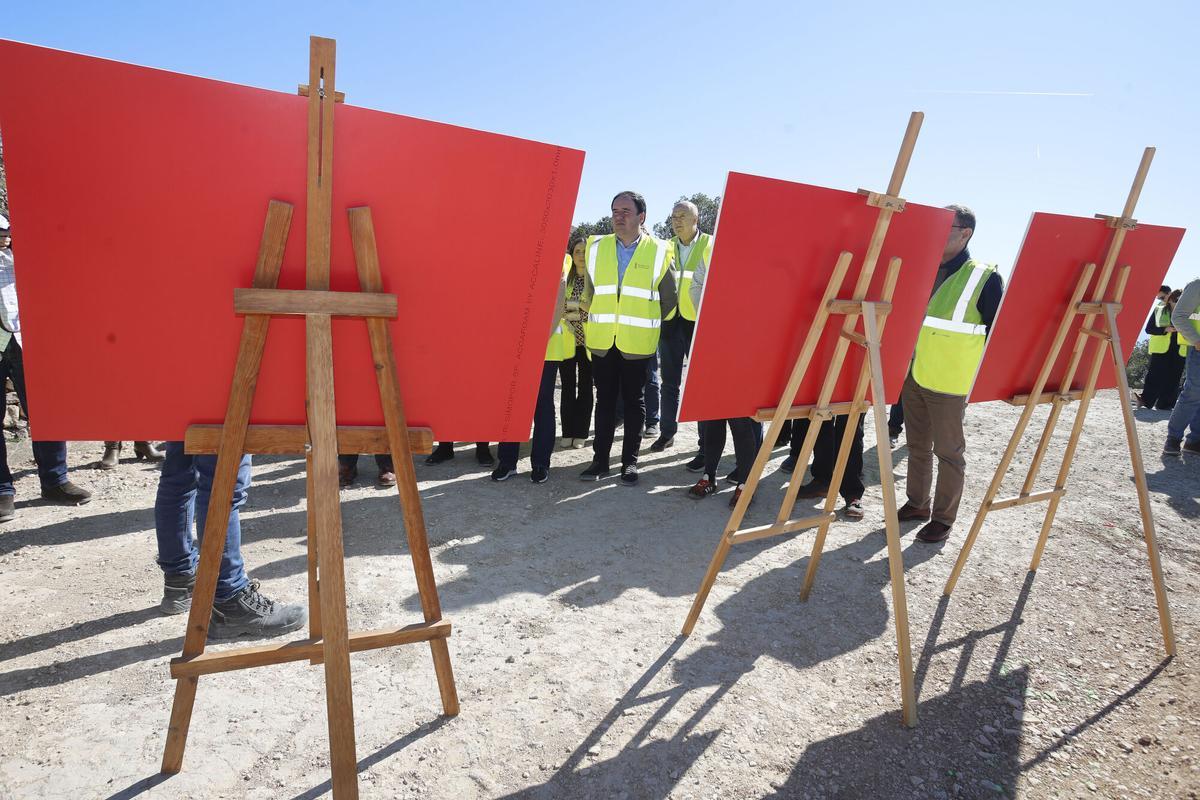 FINESTRAT (ESPAÑA), 20/02/2026.- El president de la Generalitat, Juanfran Pérez Llorca (c) visita este viernes las obras de adecuación de la balsa de riego L'Alhambra de la Comunidad de Regantes Los Molinos en Finestrat. EFE/Morell