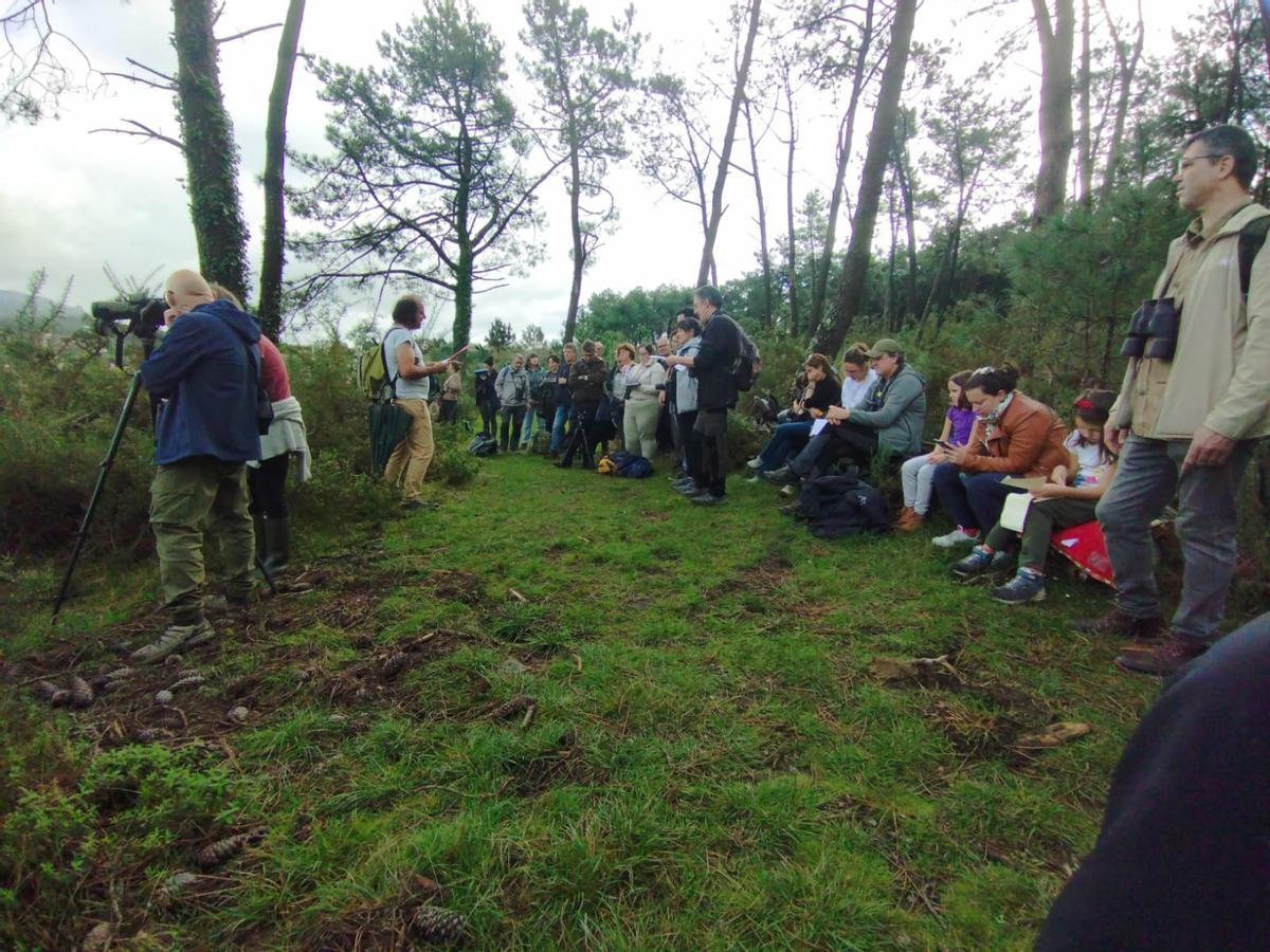 Asistentes a la visita guiada a la isla de Cortegada para disfrutar de su flora y su fauna.
