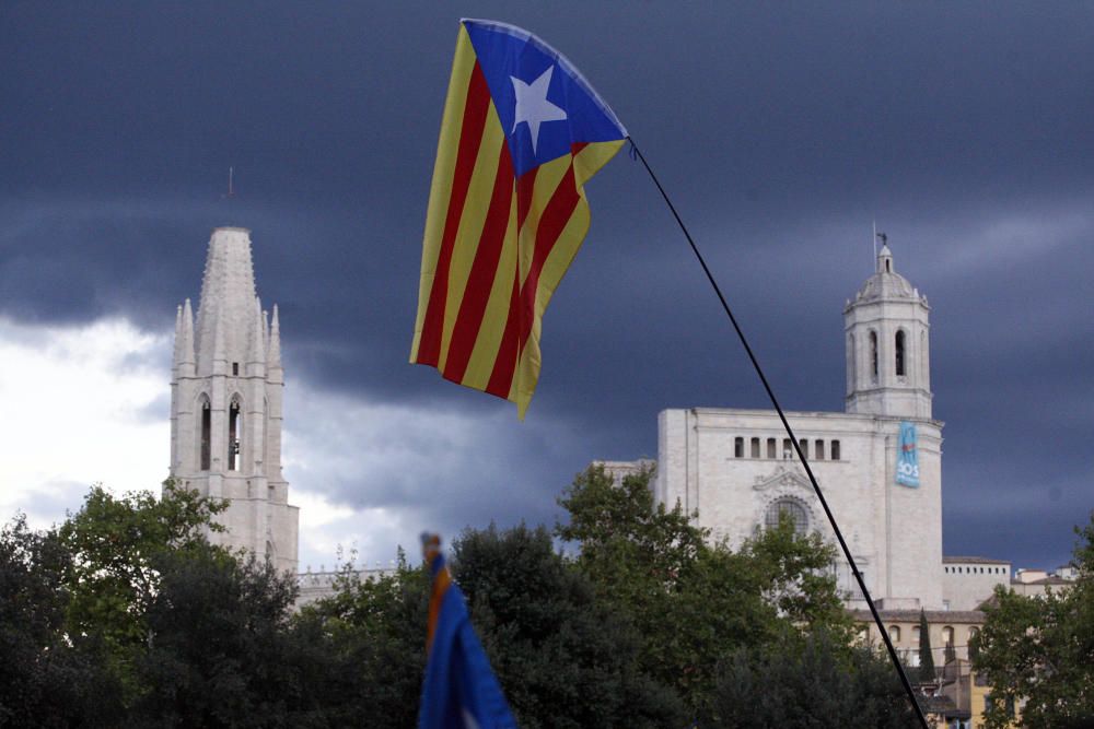 Manifestació històrica a Girona per rebutjar la violència policial l'1-O