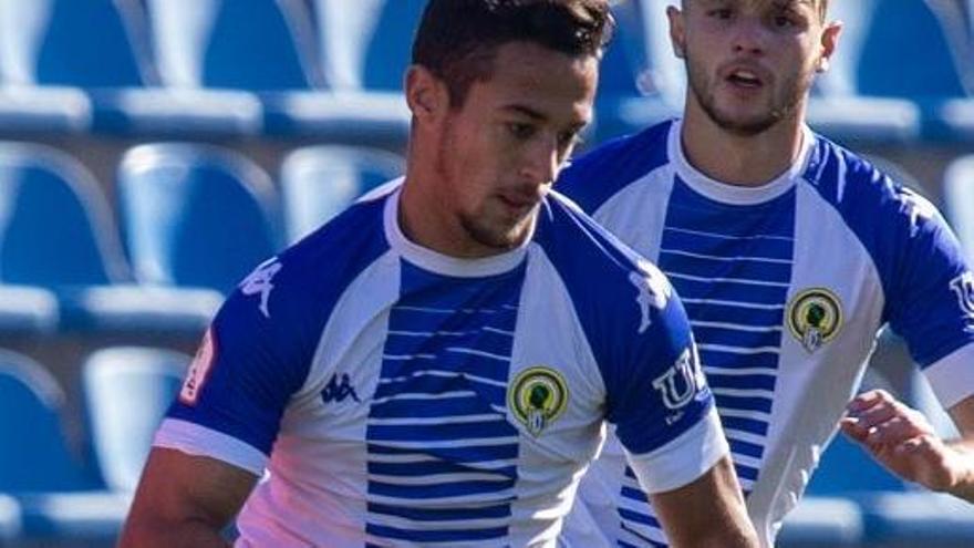 El lateral del Hércules Javi Pérez, con Nani detrás, el domingo pasado en el derbi ante el Alcoyano