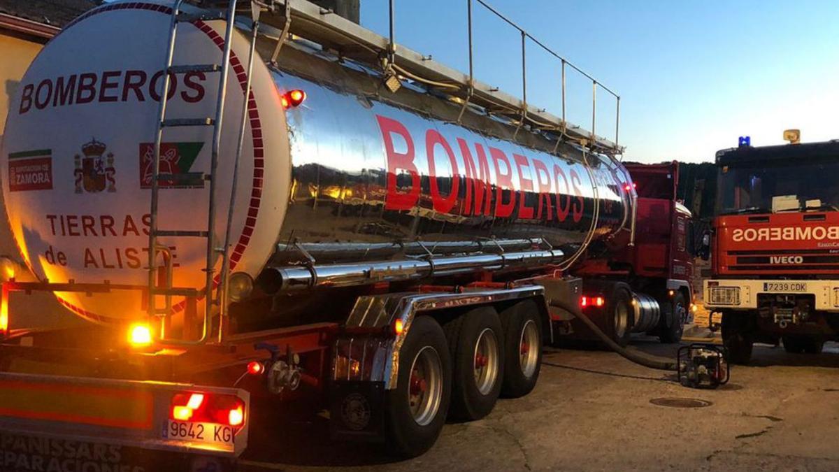 Camiones de los bomberos voluntarios de Aliste. | Ch. S,