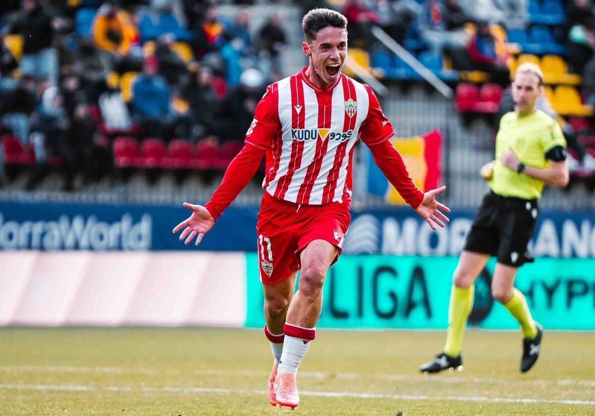Sergio Arribas celebra un gol con el Almería