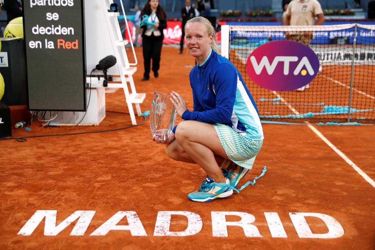 Tennis - WTA Premier Mandatory - Madrid Open - The Caja Magica, Madrid, Spain - May 11, 2019   Netherlands’ Kiki Bertens celebrates with the trophy after winning the final against Romania’s Simona Halep   REUTERS/Sergio Perez