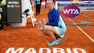 Tennis - WTA Premier Mandatory - Madrid Open - The Caja Magica, Madrid, Spain - May 11, 2019   Netherlands’ Kiki Bertens celebrates with the trophy after winning the final against Romania’s Simona Halep   REUTERS/Sergio Perez
