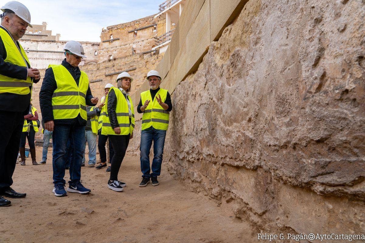 La alcaldesa, los concejales y los directores de los equipos visitan los trabajos en el Anfiteatro.