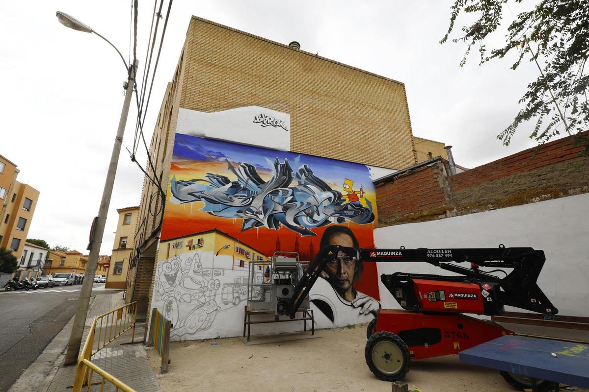 El artista Barok, ultimando este viernes su mural en el barrio de Torrero en el marco el festival, que concluye este domingo.