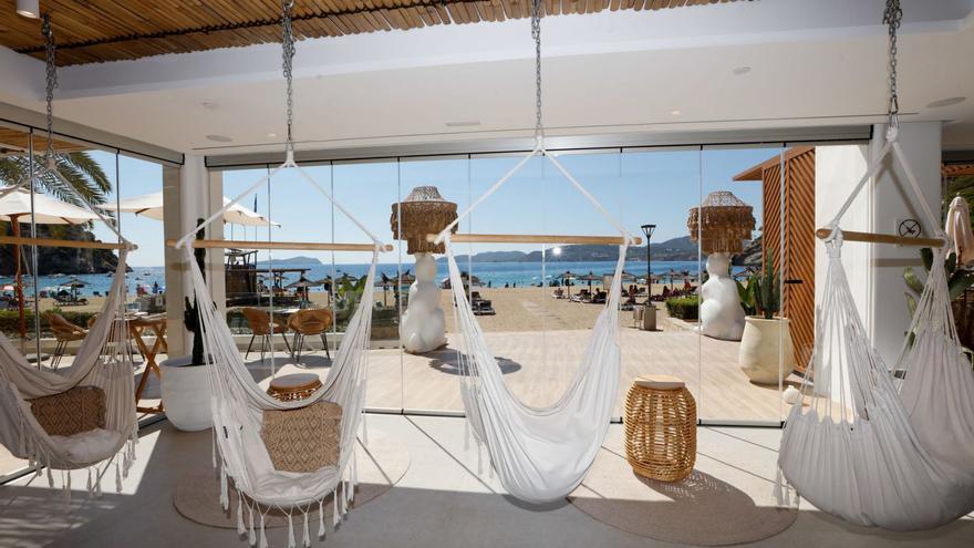 Las sillas colgantes con vistas al mar son uno de los elementos más atractivos del hotel. | FOTOS: J.A. RIERA
