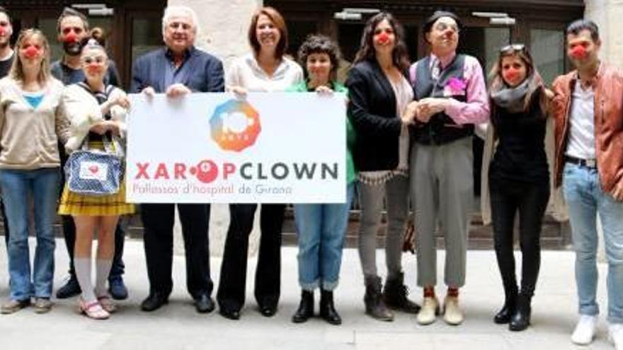 Mebres de Xaropclown amb Corominas, Madrenas i els músics del concert de Sant Jordi.