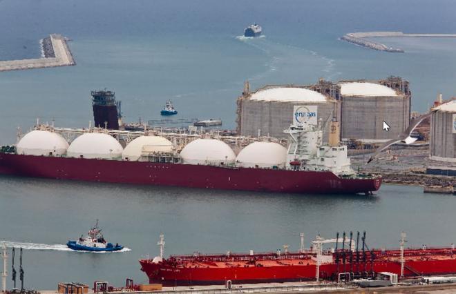España se asegura un suministro masivo de gas durante quince años con contratos para la llegada de 2.250 barcos