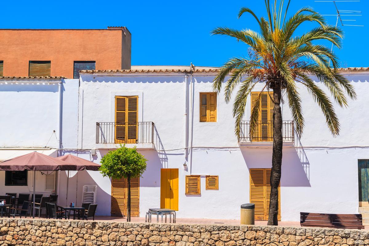 Las casas tradicionales de Ibiza, con fachadas blancas y ventanas de colores