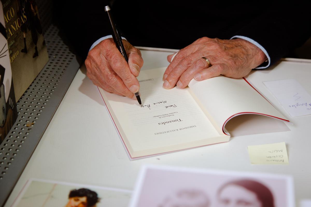 Theodor Kallifatides firmando libros en una de las casetas situadas en el Parque del Retiro en Madrid durante la 81ª Feria del Libro.