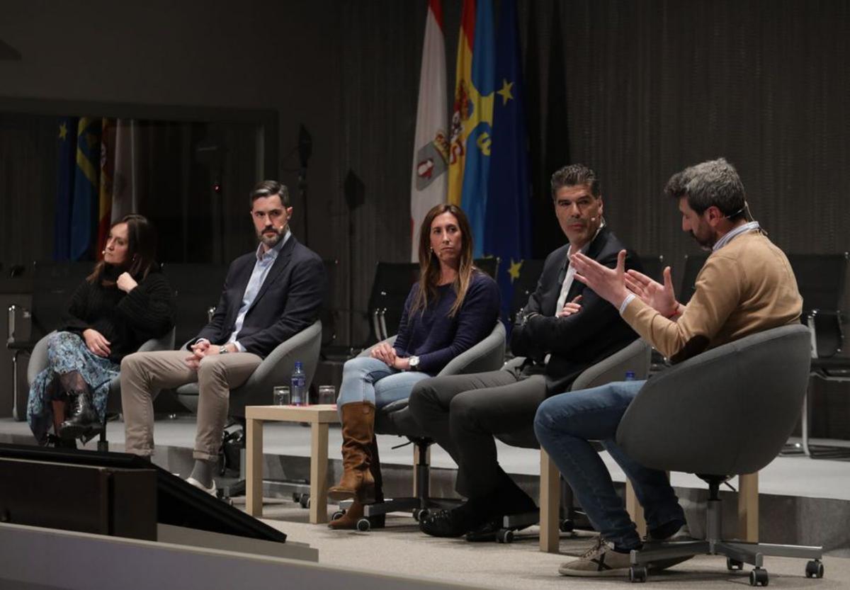 Ana Amelia Menéndez, Raúl Entrerríos, Ángela Pumariega, Juan Carlos Robles y Yosu Alonso, ayer, durante el coloquio. | Juan Plaza