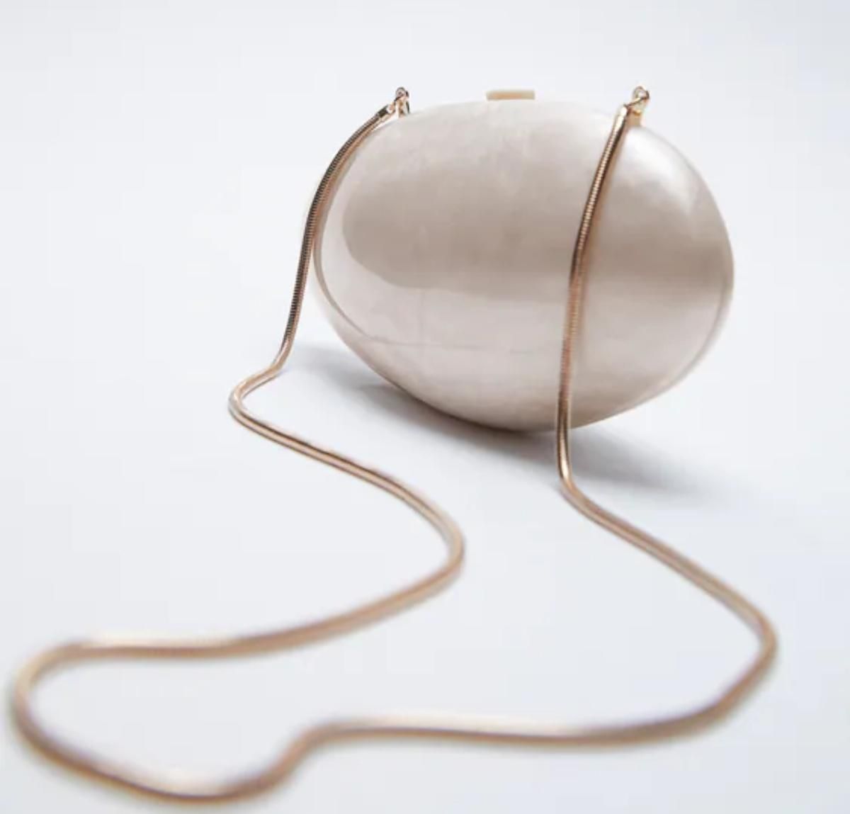 Bolso de nácar de Zara