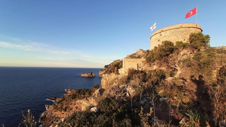 Sóller ya huele a Firó con la izada de las banderas de moros y cristianos