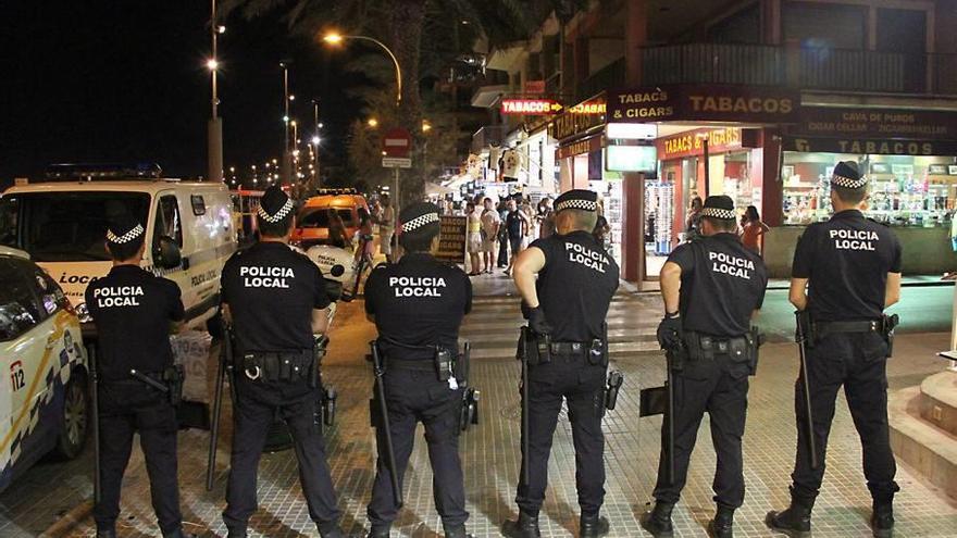 Cordón de agentes de la Policía Local en la Playa de Palma contra el clan de ´Los Bustamante´.