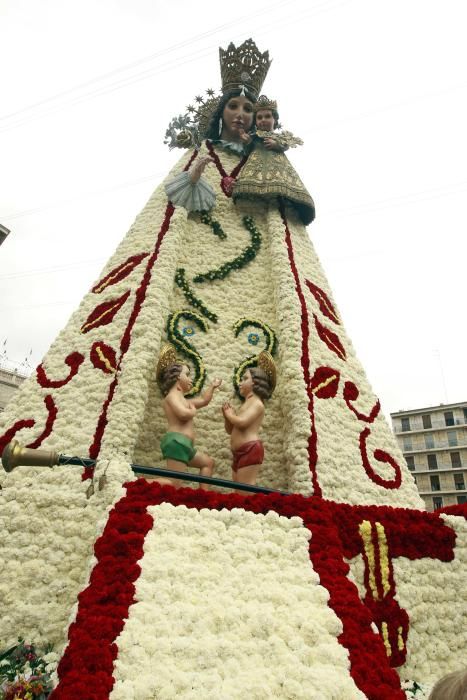 La plaza se llena para ver el manto de la Virgen