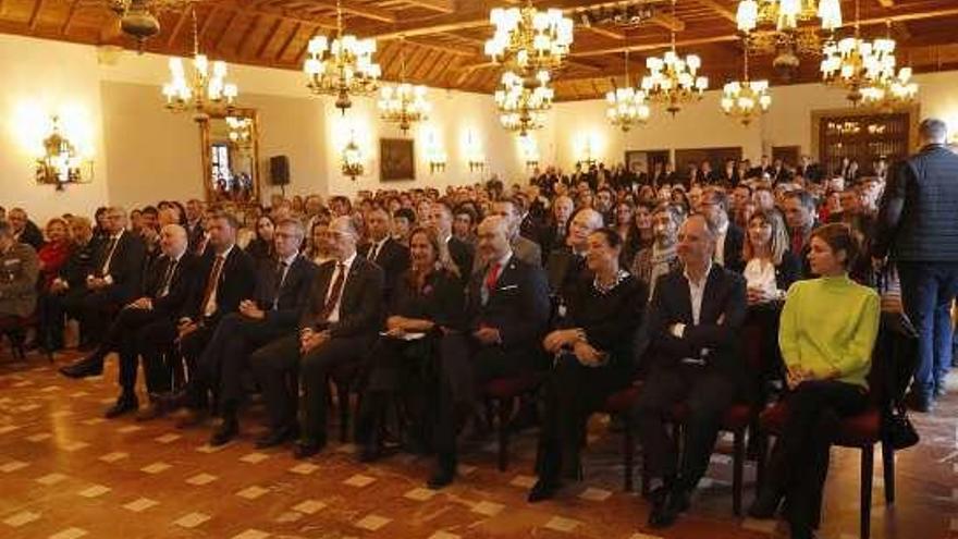 Autoridades de Gobierno, Xunta y Concello, en el parador. // J.Lores