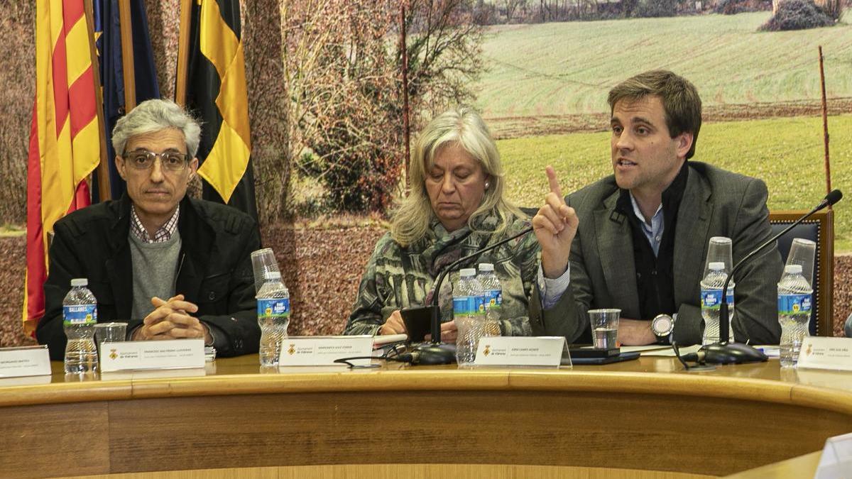 Jordi Camps (amb el dit alçat) en una imatge d&#039;arxiu d&#039;un ple celebrat al gener.