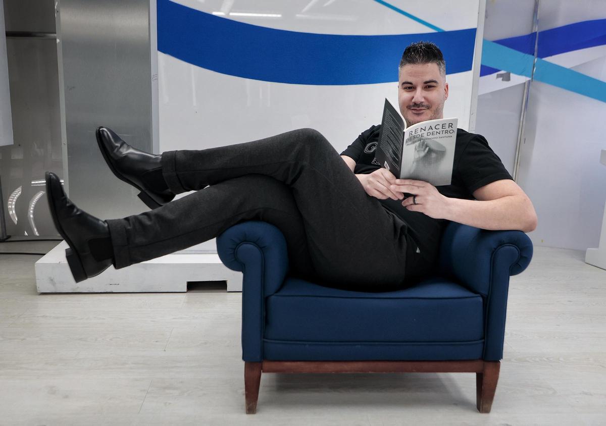 Fernando Santana posa con su libro.