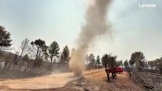 Tolvaneras o remolinos de polvo: los pequeños tornados que se pueden ver en la zona quemada en Valencia