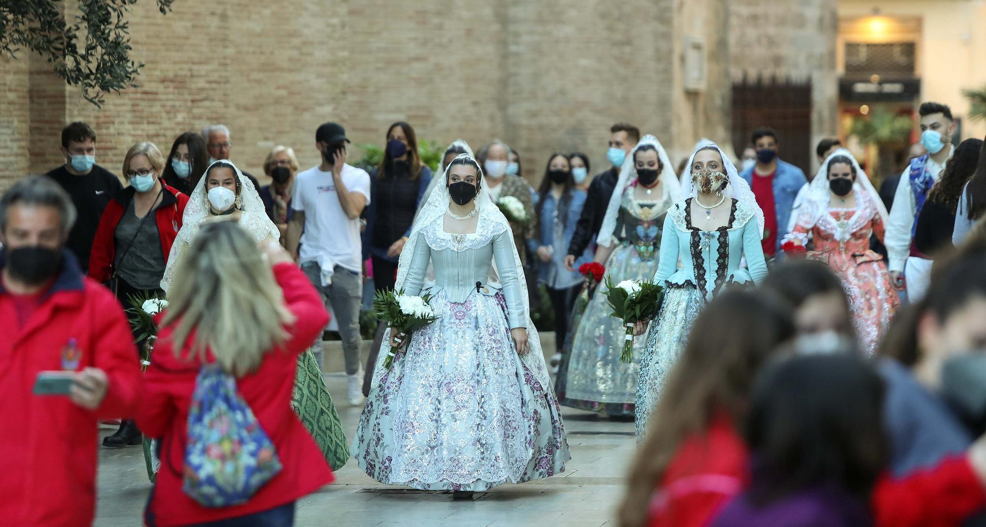 Flores de los falleros a la Virgen en el primer día de la "no ofrenda"