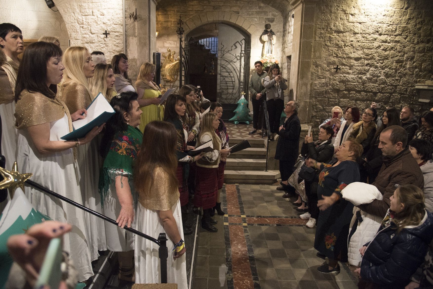 Les imatges de la celebració de centenars d'ucraïnesos al convent de Santa Clara