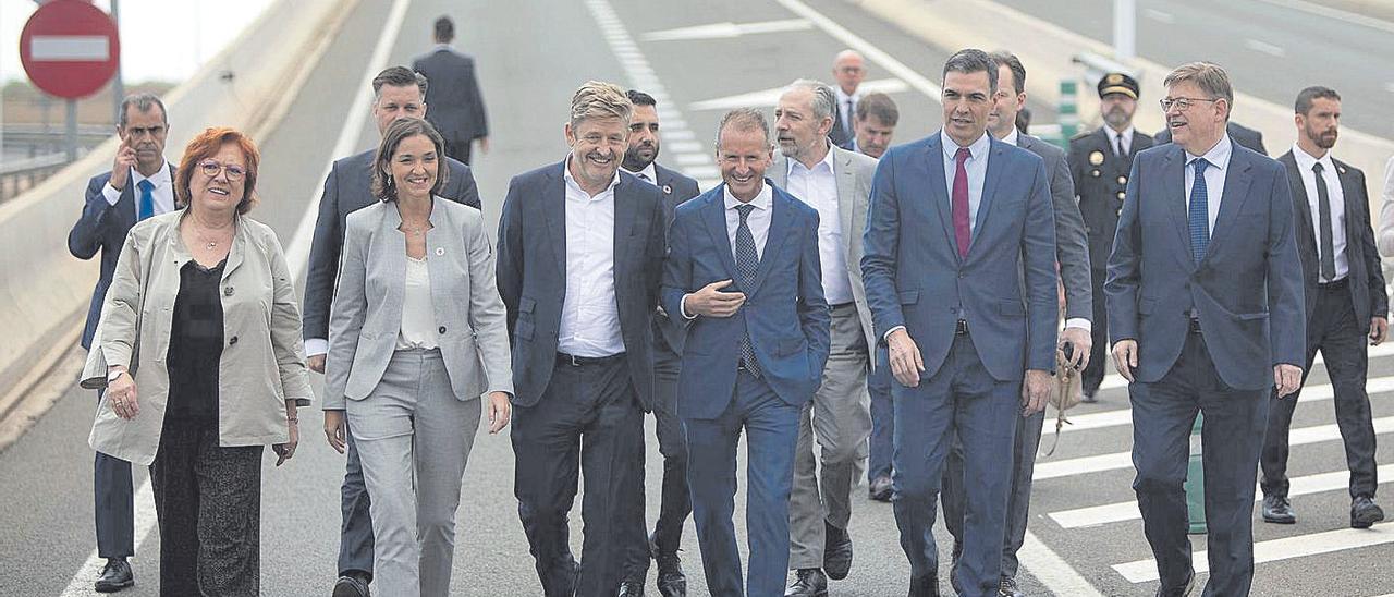 Pedro Sánchez con los directivos de Volkswagen y Ximo Puig en la presentación del proyecto.