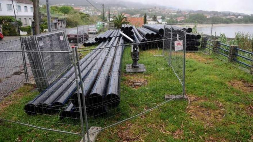 El material para la obra almacenado en O Laño está ahora vallado tras las quejas vecinales.  // G. Santos