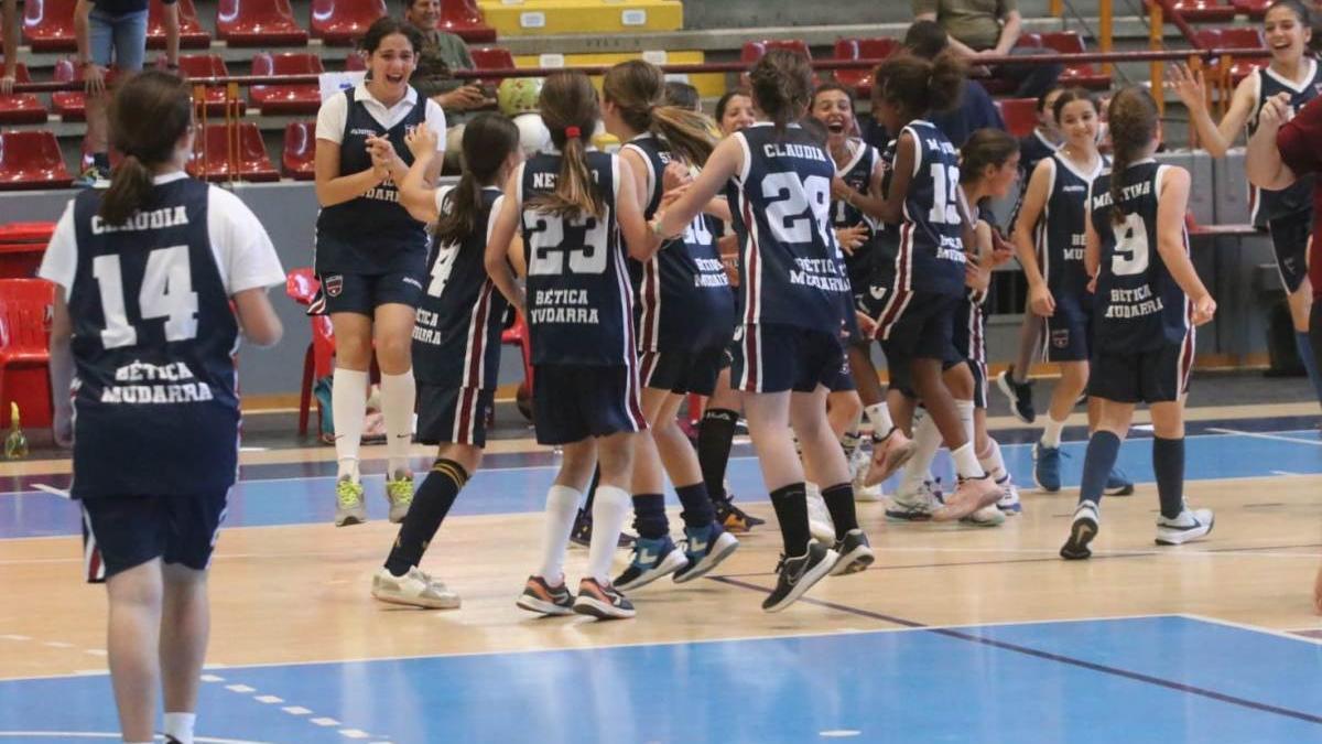 El Bética Mudarra alevín femenino de baloncesto celebra la victoria en la final de los Juegos Municipales.