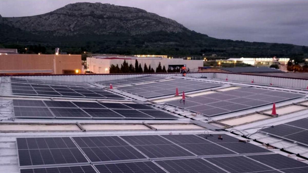 Imatge de les plaques solars instal·lades a la seu de la Brigada Municipal.
