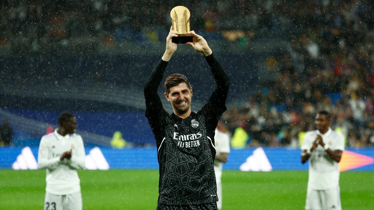 Courtois brindó el trofeo Yashin al Bernabéu antes del partido