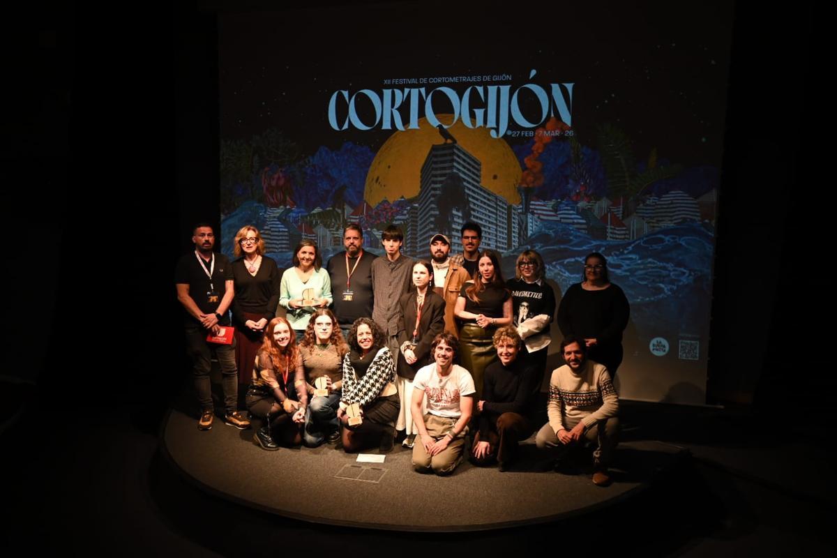 Foto de familia de la clausura de Corto Gijón, con premiados y equipo organizador.
