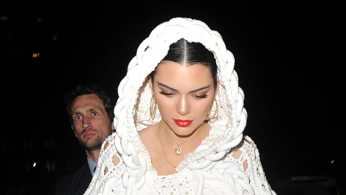 Kendall Jenner, la nueva caperucita blanca de crochet en Londres