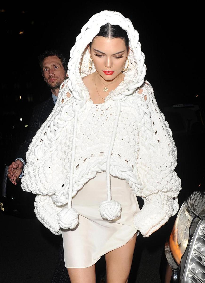 Kendall Jenner, la nueva caperucita blanca de crochet en Londres