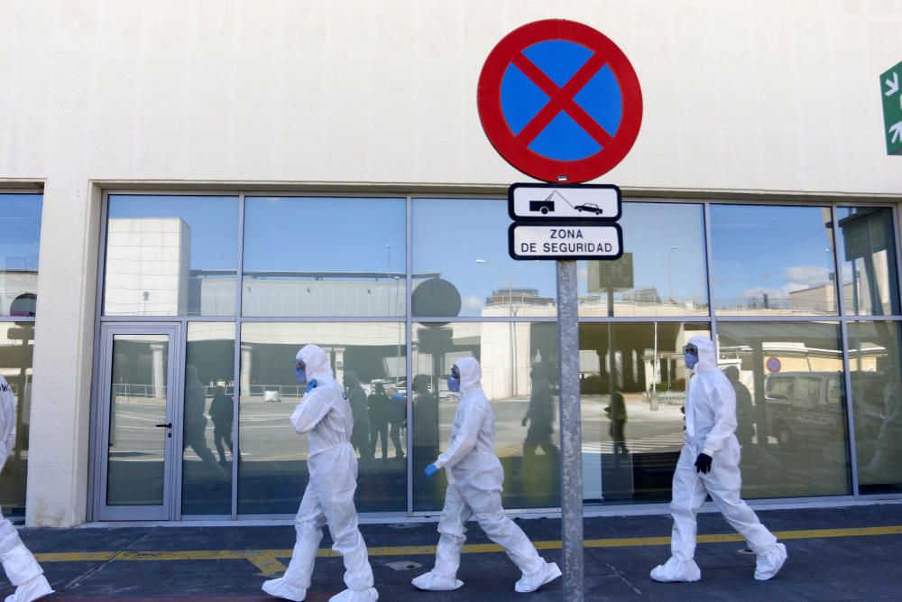 Efectivos de la UME, en el Aeropuerto.