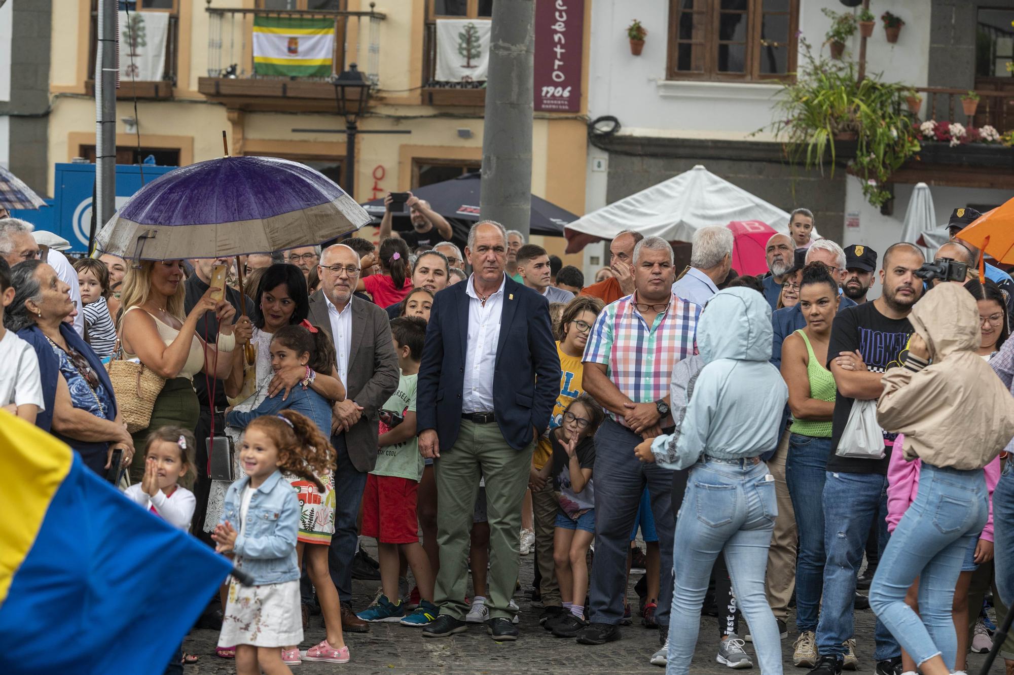 La bandera de las Fiestas del Pino 2022 ya ondea en lo alto de la basílica