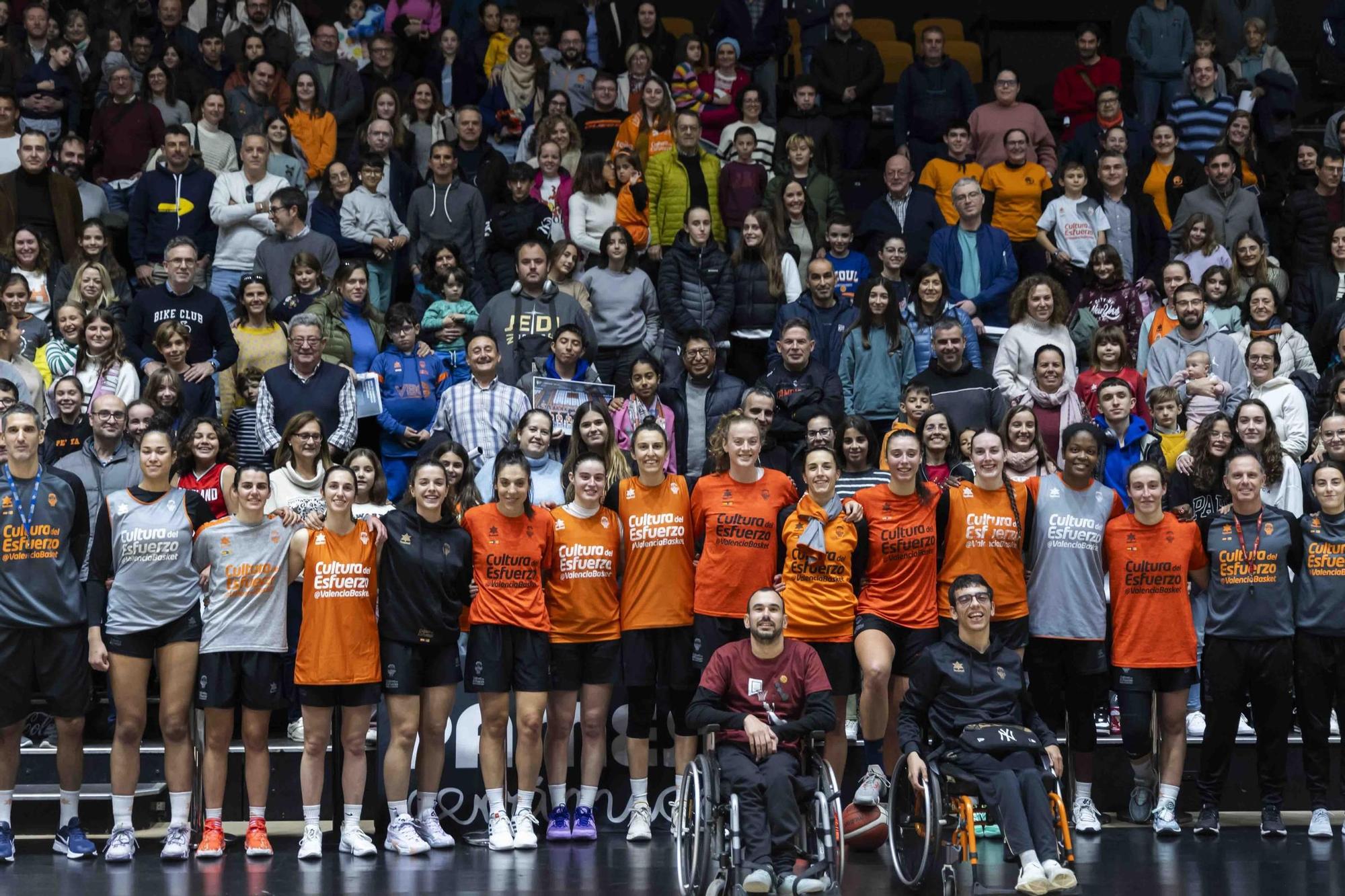 Entrenamiento abierto con la afición de Valencia Basket