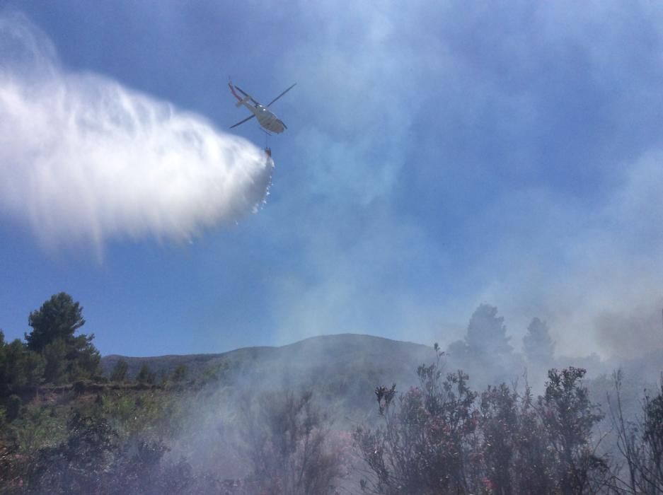 Un incendio forestal en Parcent obliga a desalojar una decena de viviendas