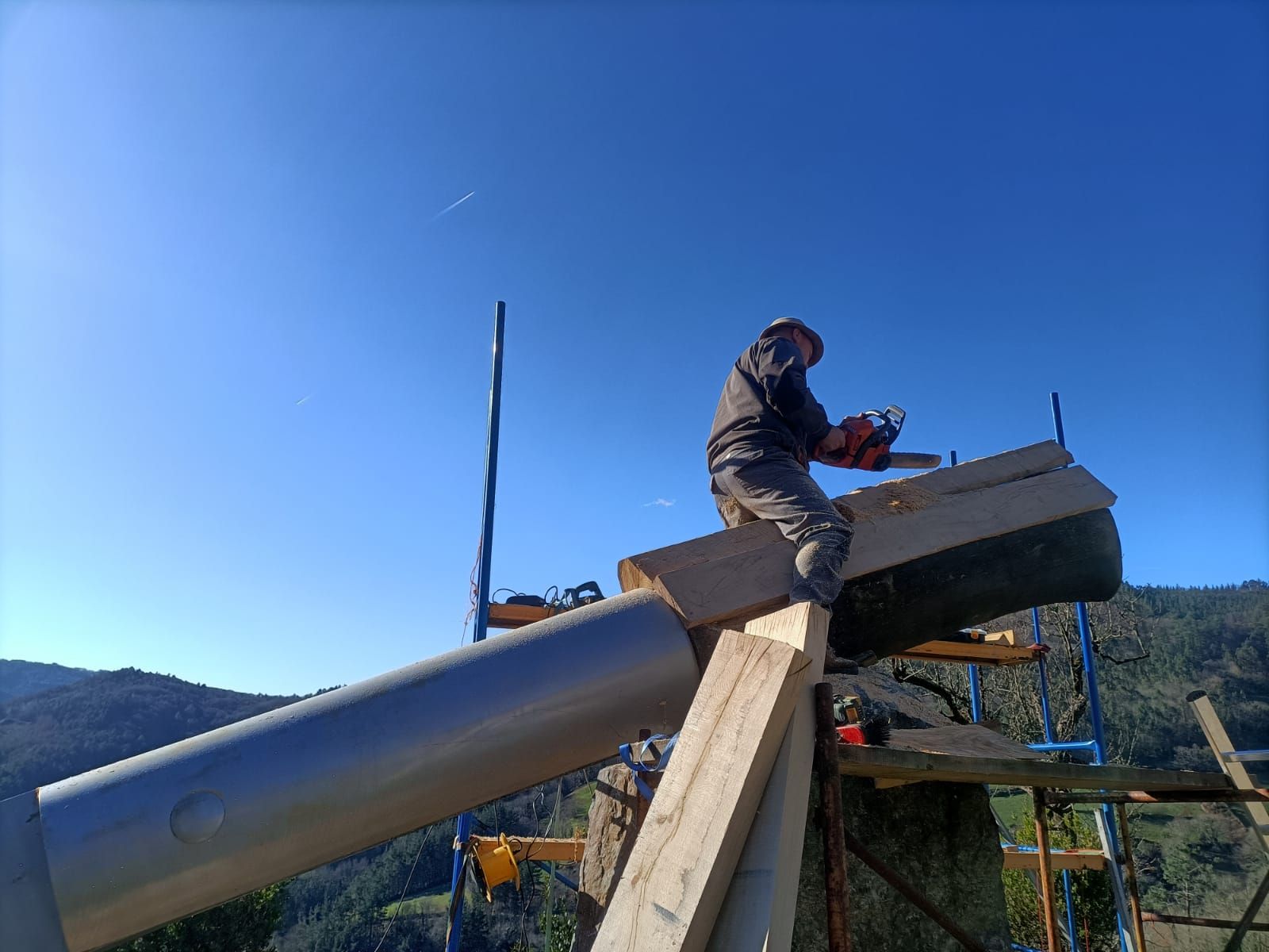 En imágenes: La restauración de la navaja gigante de Taramundi, símbolo del municipio