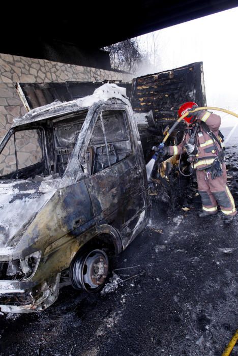 S''incendia un camió a l''AP7 a Salt i provoca cues a l''autopista