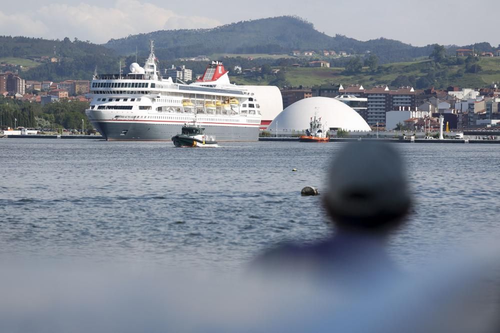 El "Braemar" abre la temporada de cruceros en Avilés, con 839 pasajeros y 390 tripulantes