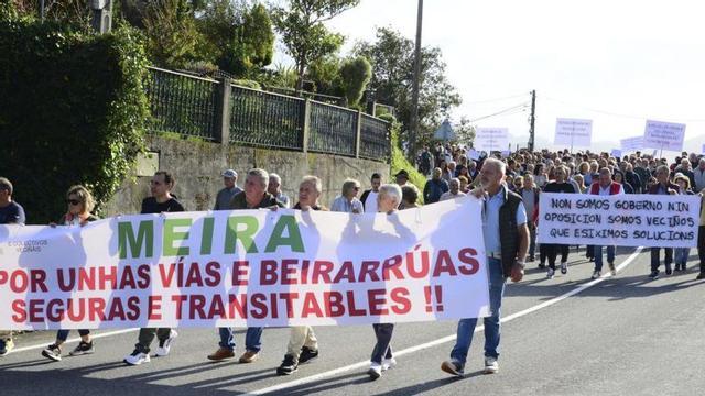 La parroquia reclama el arreglo de las aceras desde hace años. | GONZALO NÚÑEZ