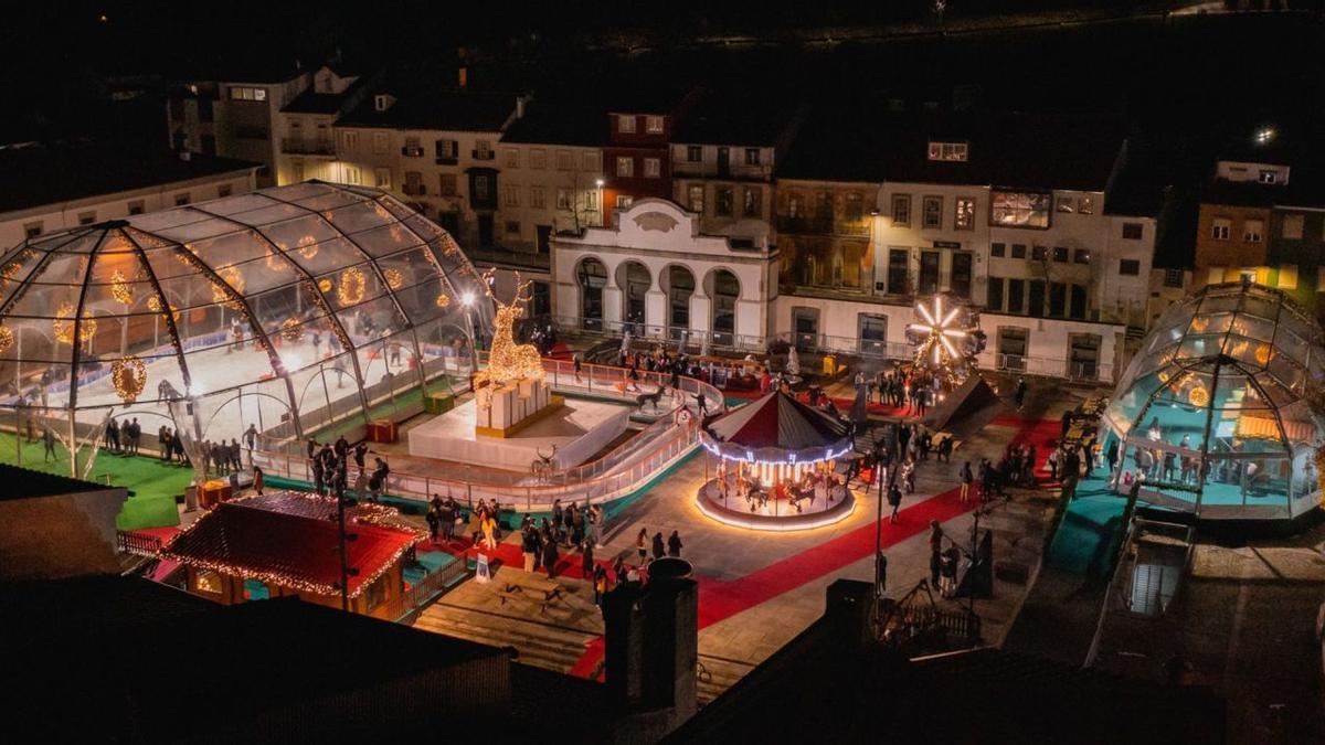 El centro histórico de Bragança, convertido en un cuento de Navidad con una gran pista de hielo natural y una cuidada iluminación. | |  CÁMARA MUNICIPAL DE BRAGANÇA