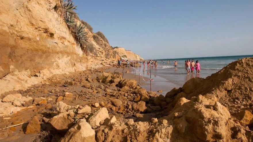 El desprendimiento de rocas en una zona de la playa.