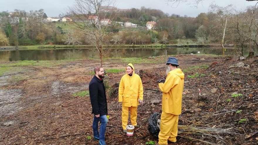 El concejal socialista Iván Puentes (izq.) visita los trabajos en la orilla del Lérez. // FdV