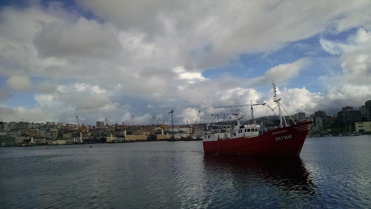 Un palangrero frente al Puerto de Vigo.