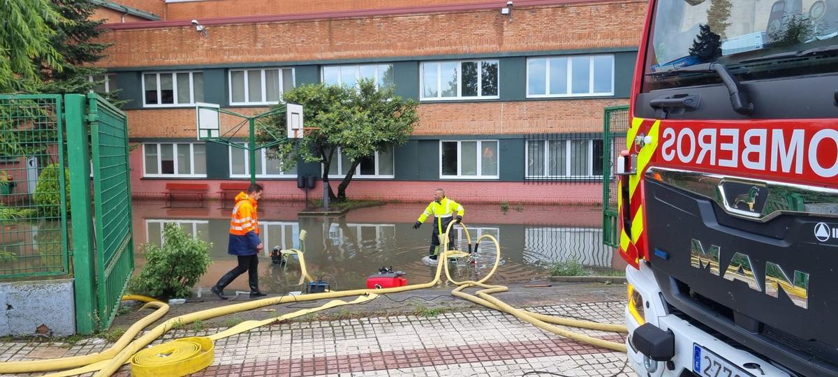 Anegando el agua de uno de los patios de Los Sauces.