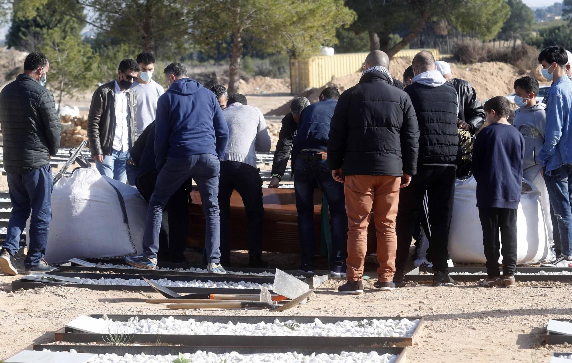 Entierro de Wafaa Sebbah en el cementerio Jardín Muslmán de València